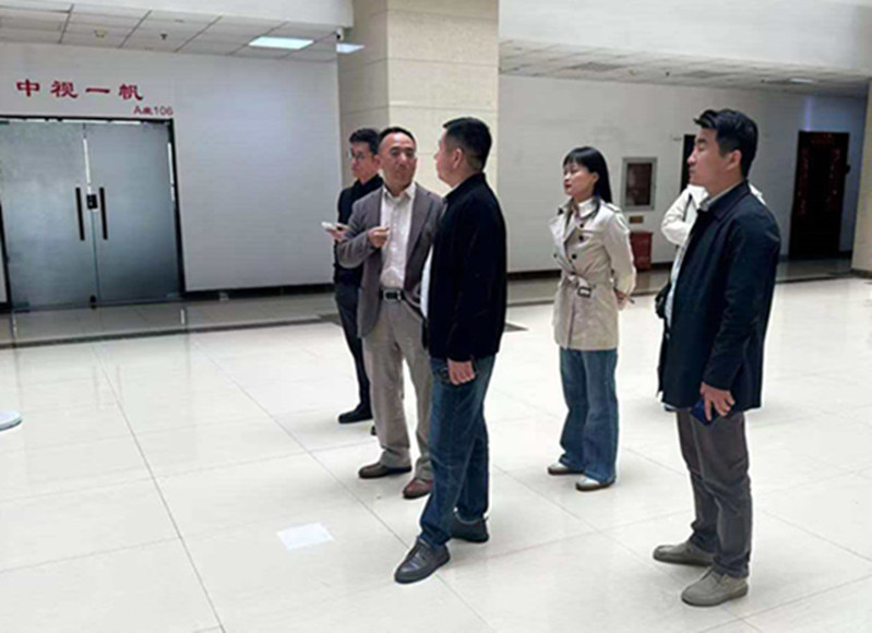 调研团队在园区楼宇大厅，与相关负责人就后勤服务、智慧园区建设开展深入交流。