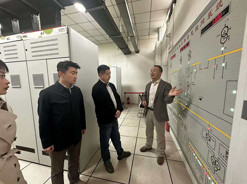 调研团队在通州绿色智慧科技创新示范园，听取光储充直互联智慧微网系统运行情况介绍。