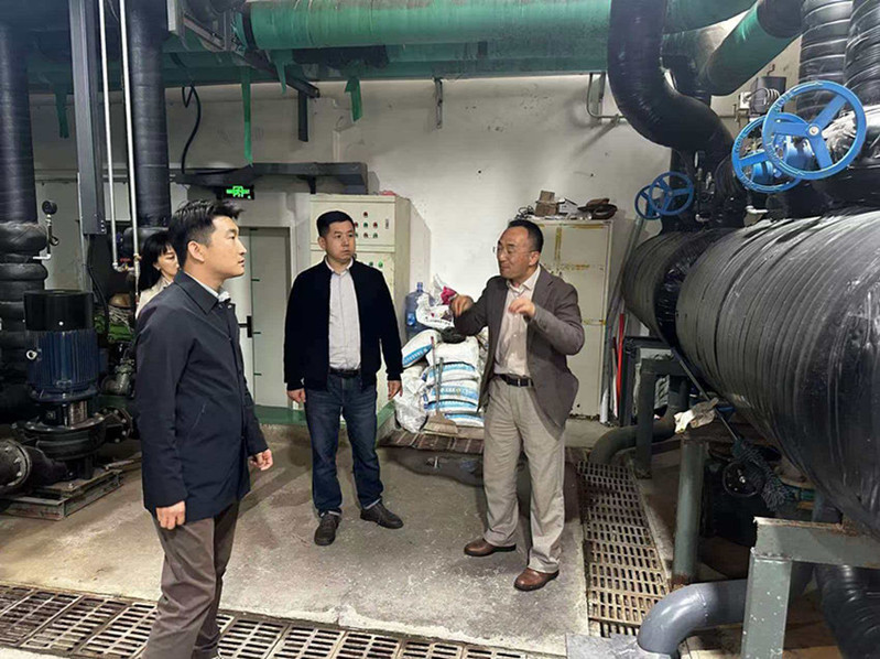 调研团队实地考察园区制冷机房，详细了解中央空调系统、换热设备等后勤保障设施的运行与运维管理情况。