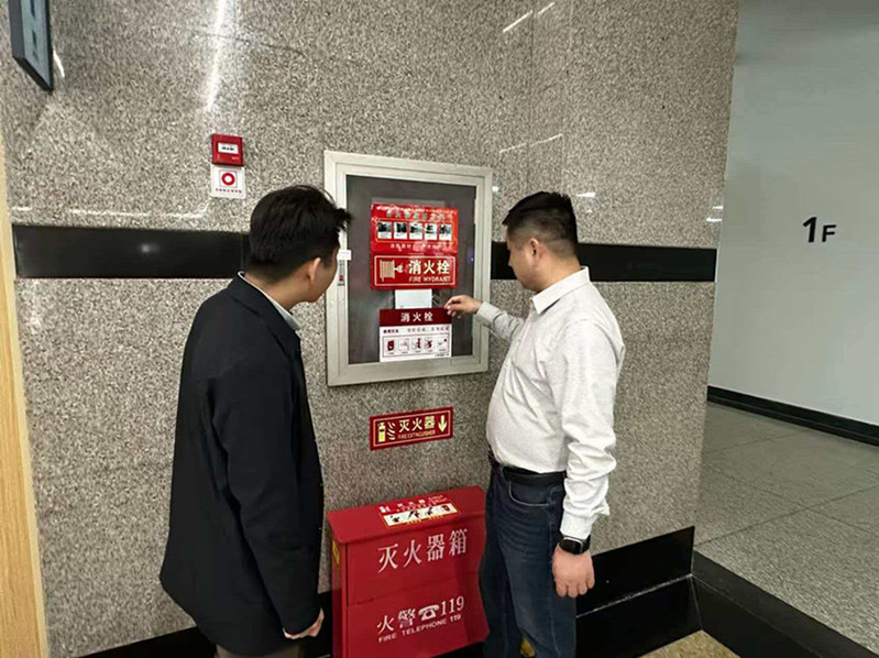 调研人员实地查看校园消防设施配置与运维管理情况，学习先进消防管理经验。