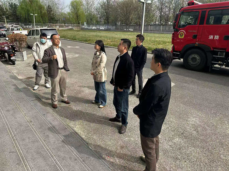 调研团队在园区现场听取负责人关于智慧能源管理、校园安全保障等工作的经验介绍。