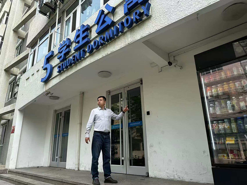 调研行程延伸至高校，站在学生公寓前，考察校园住宿后勤与安全管理模式。