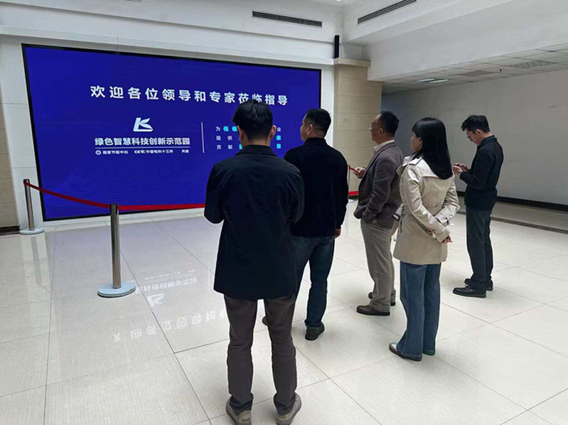 团队在楼宇大厅内与相关负责人进行深度交流，研讨工作经验与后续思路。