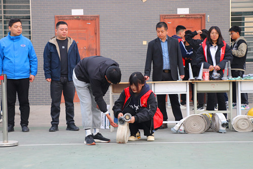 安保处李晓飞处长在消防保龄球现场观看比赛