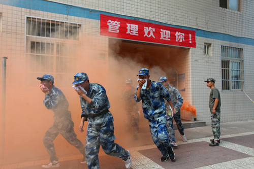 学生快速有序撤离火灾现场