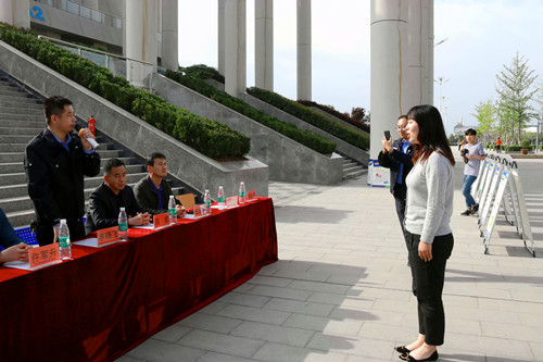 铁工系王海燕老师清点人数后向演练总指挥李晓飞汇报