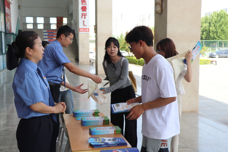 检察干警向学生发放禁毒宣传折页