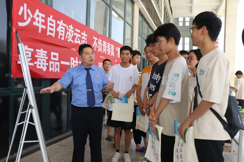 检察干警向学生普及禁毒知识和技能