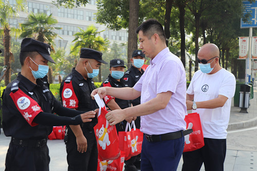 李晓飞为保安发放端午节慰问品