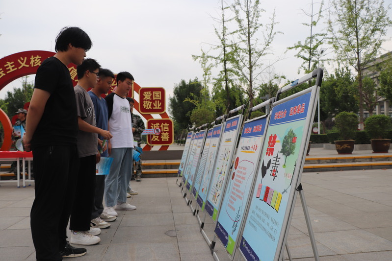 学生观看学习禁毒知识宣教展板