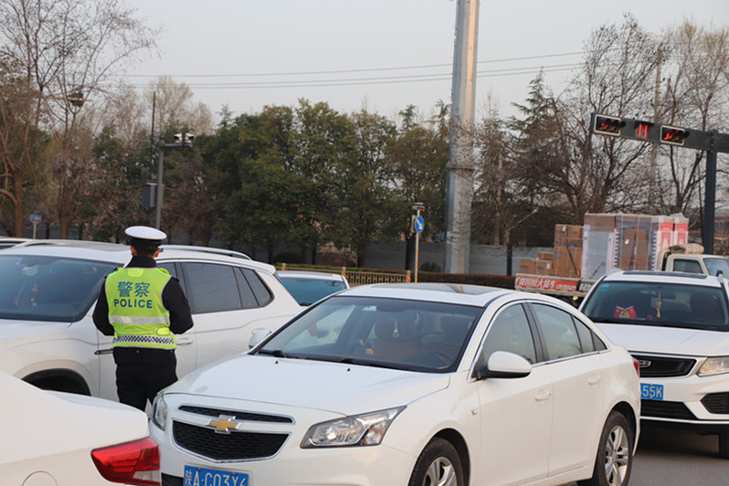 交警在车流中疏导交通