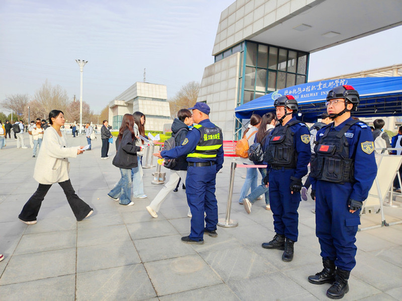 保安在校门口执勤