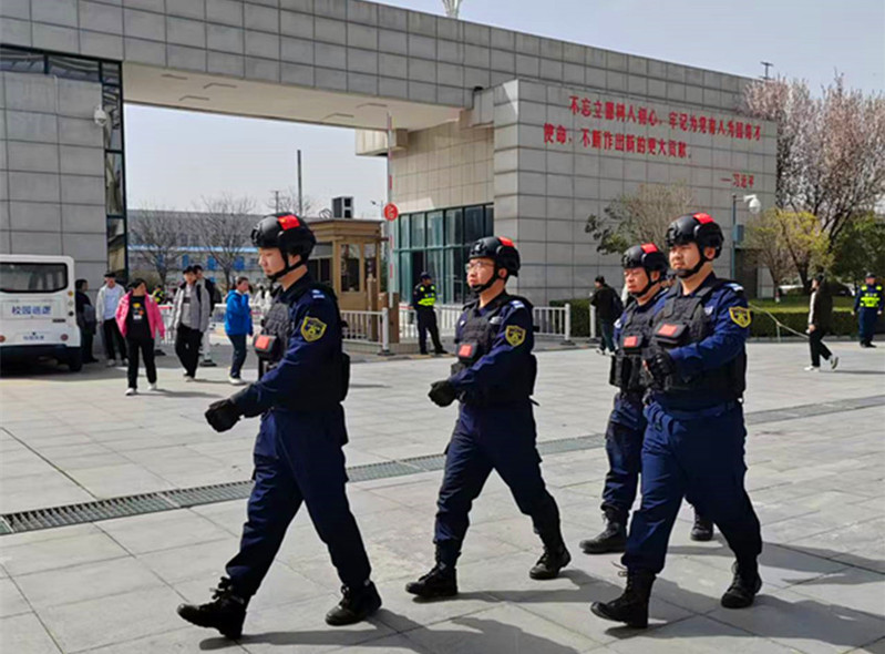 保安在校园不间断巡逻