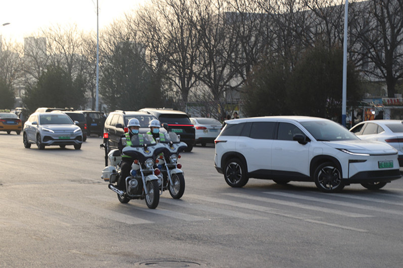 交警在维护交通秩序