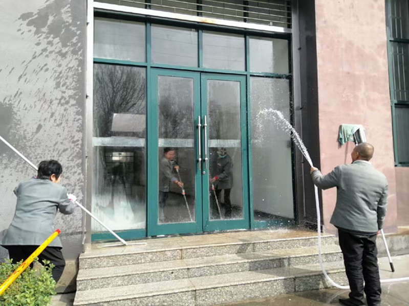 保洁人员为校考做准备