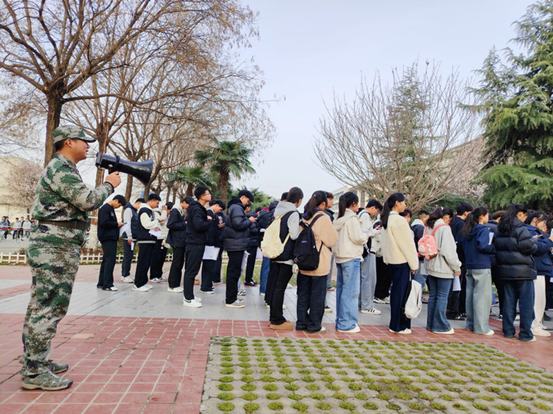 护校队员提醒入场注意事项