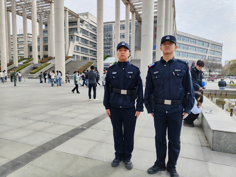 特警站岗执勤