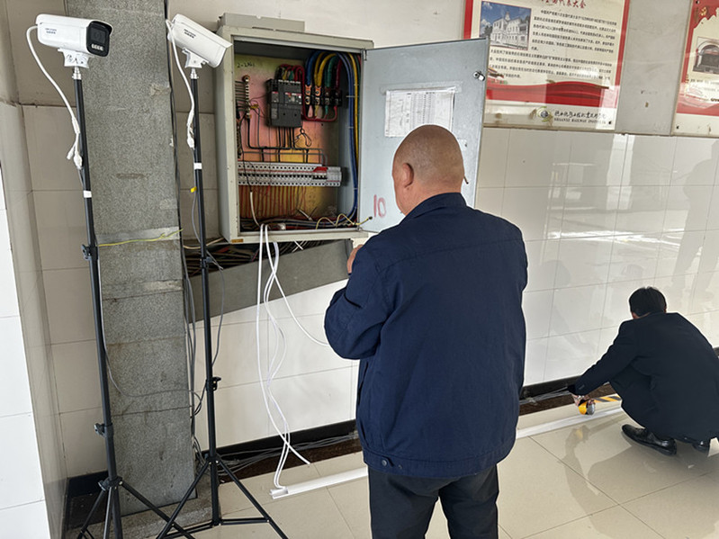 维修科电工师傅为校考检录通道接电