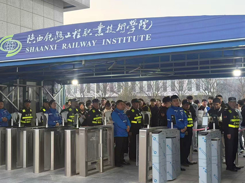 保安在等待放行指令