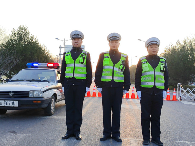 交警提前进行交通临时管制