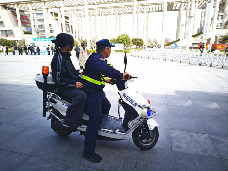 保安护送伤病考生入场