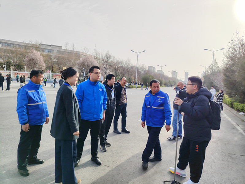 后勤安保处协助教务处对校门附近违规直播行为进行叫停