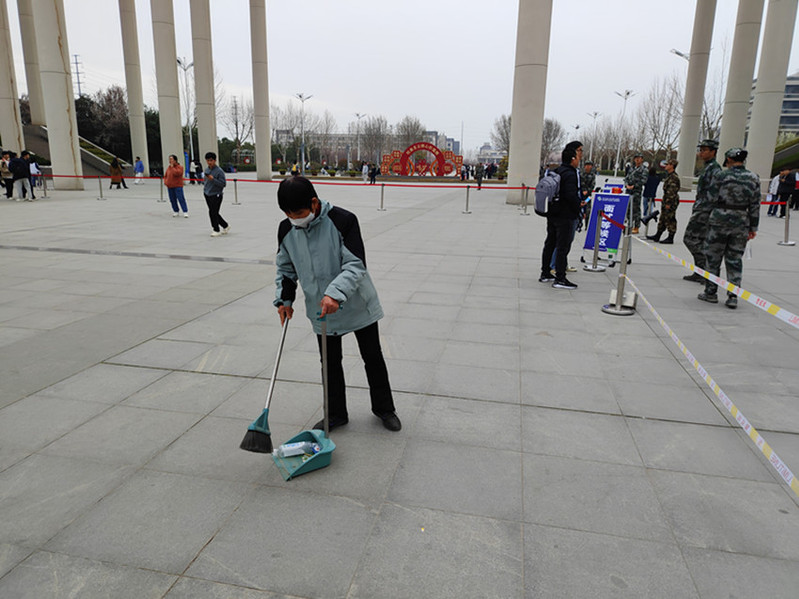 保洁员校考期间打扫卫生