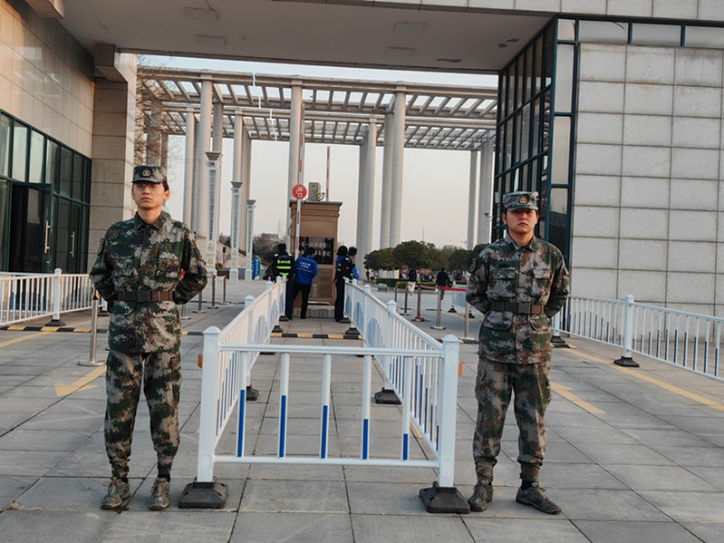 护校队员提前进入执勤岗位