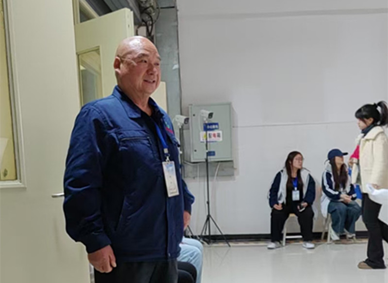 电工师傅在校考现场，随时准备应对突发情况