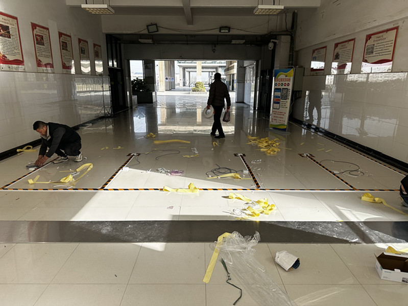 维修科电工师傅为检录通道布线