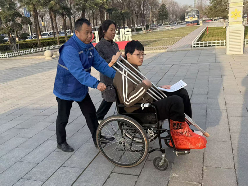 保安为行动不便考生提供服务