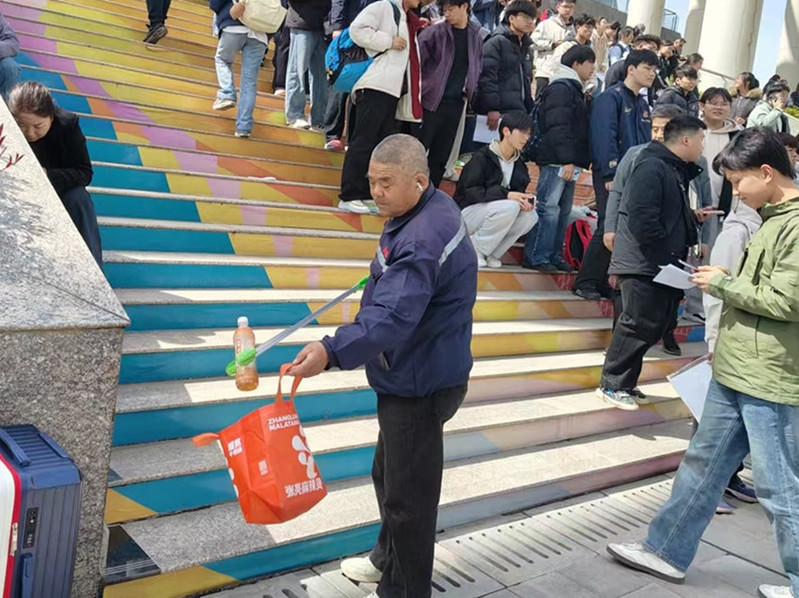 绿化养护师傅参与校园保洁