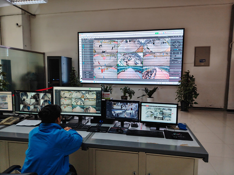 监控室24小时对校园进行实时监控