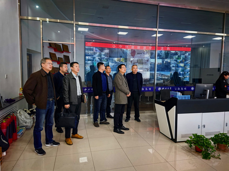 调研团队在西北大学实地考察校园设施