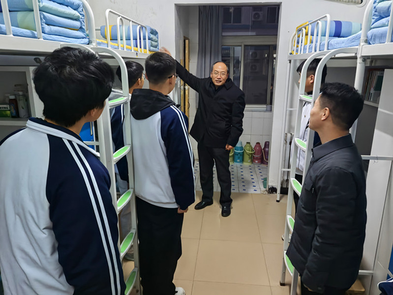 黎炜副书记带队检查学生宿舍