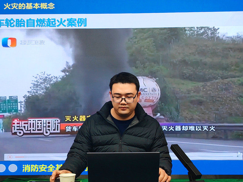 校内消防辅导宝坤老师为师生作消防安全知识讲座