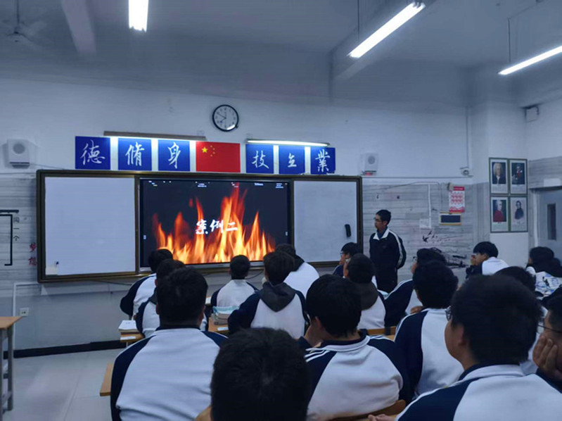 师生在主题班会观看消防安全警示教育片