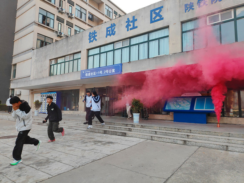 参演学生穿越烟雾向指定区域集结