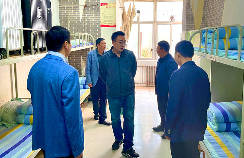 祝和意副校长带队检查学生宿舍