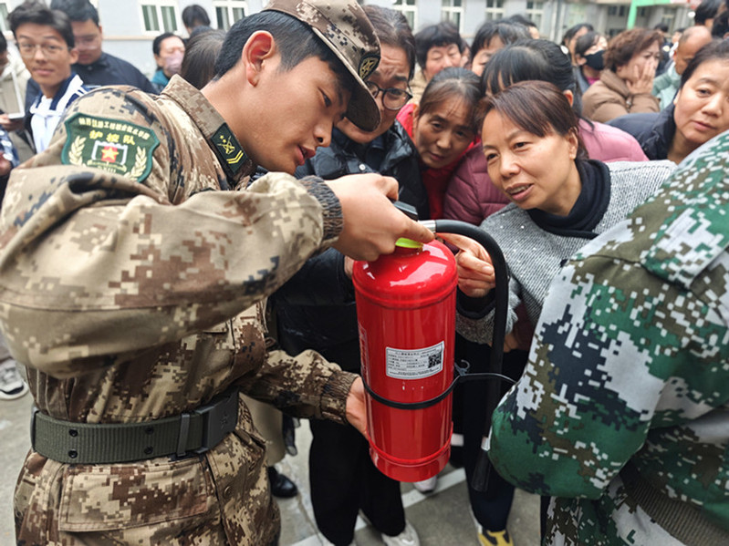 临渭校区护校队队干部进行专业实操技能讲解