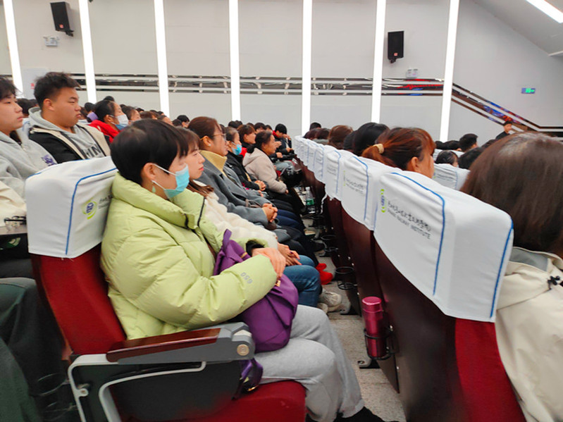 学生公寓管理员参加培训