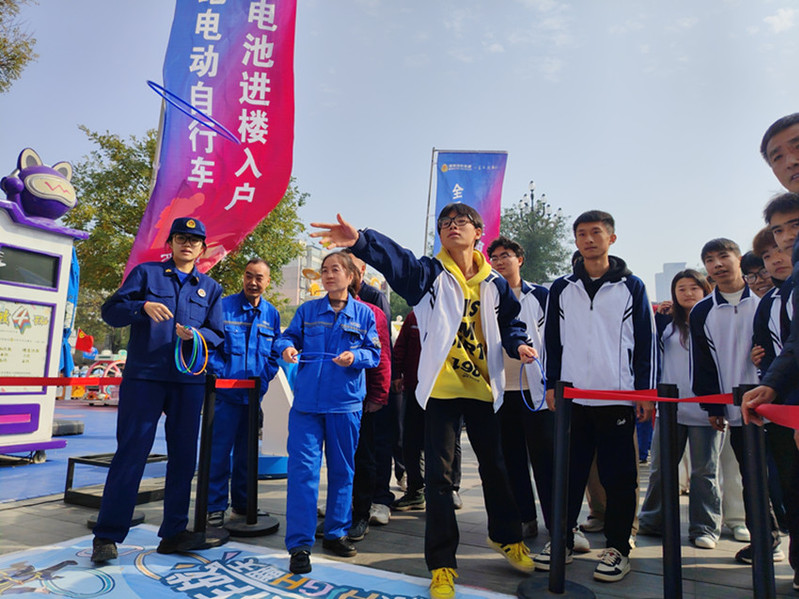 学生代表在体验消防套圈互动活动