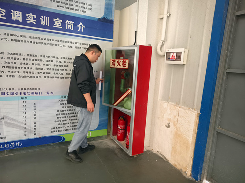 消防干事在实训基地进行消防器材检查