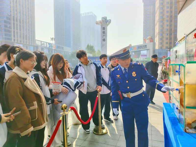 学生代表观摩高层居民楼着火烟雾演示