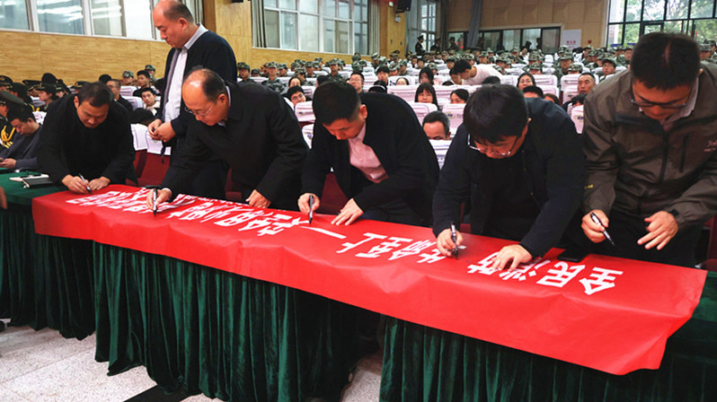 与会领导和嘉宾在消防主题横幅上签字