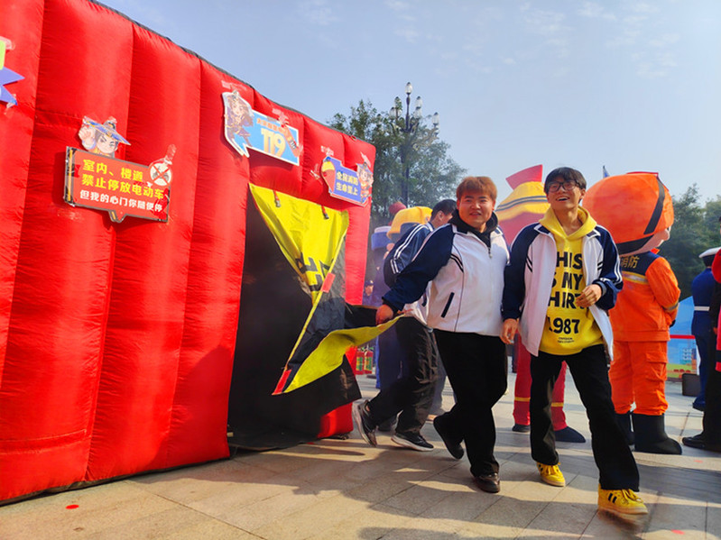 学生代表参与“烟雾逃生”互动活动