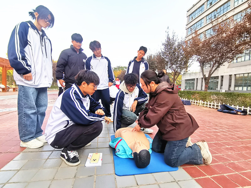 培训导师为学生演示心肺复苏操作要领