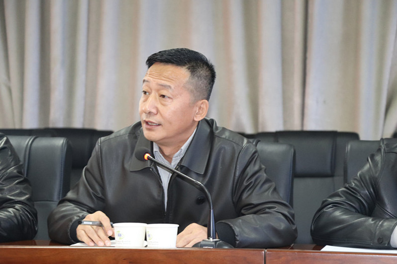 综合科科长何冰主持会议