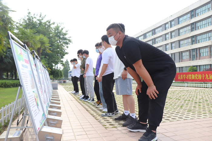 学生驻足观看