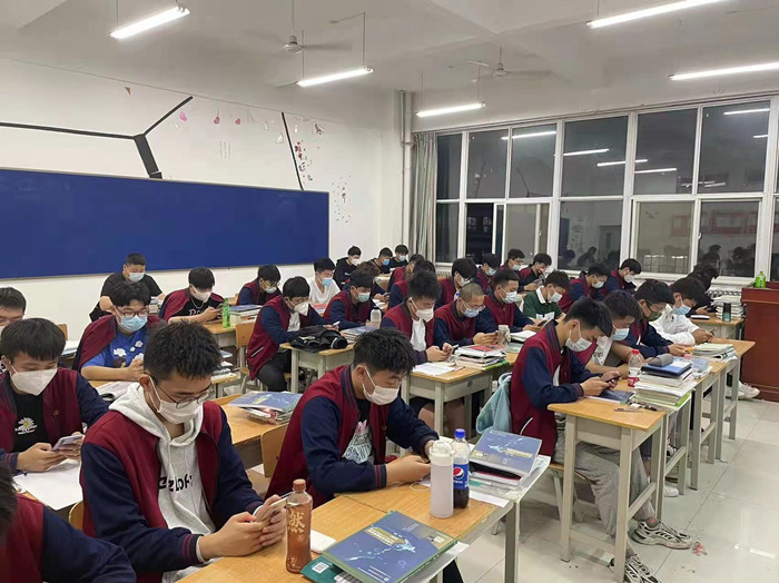 学生在手机上参与防灾减灾科普宣传线上答题活动